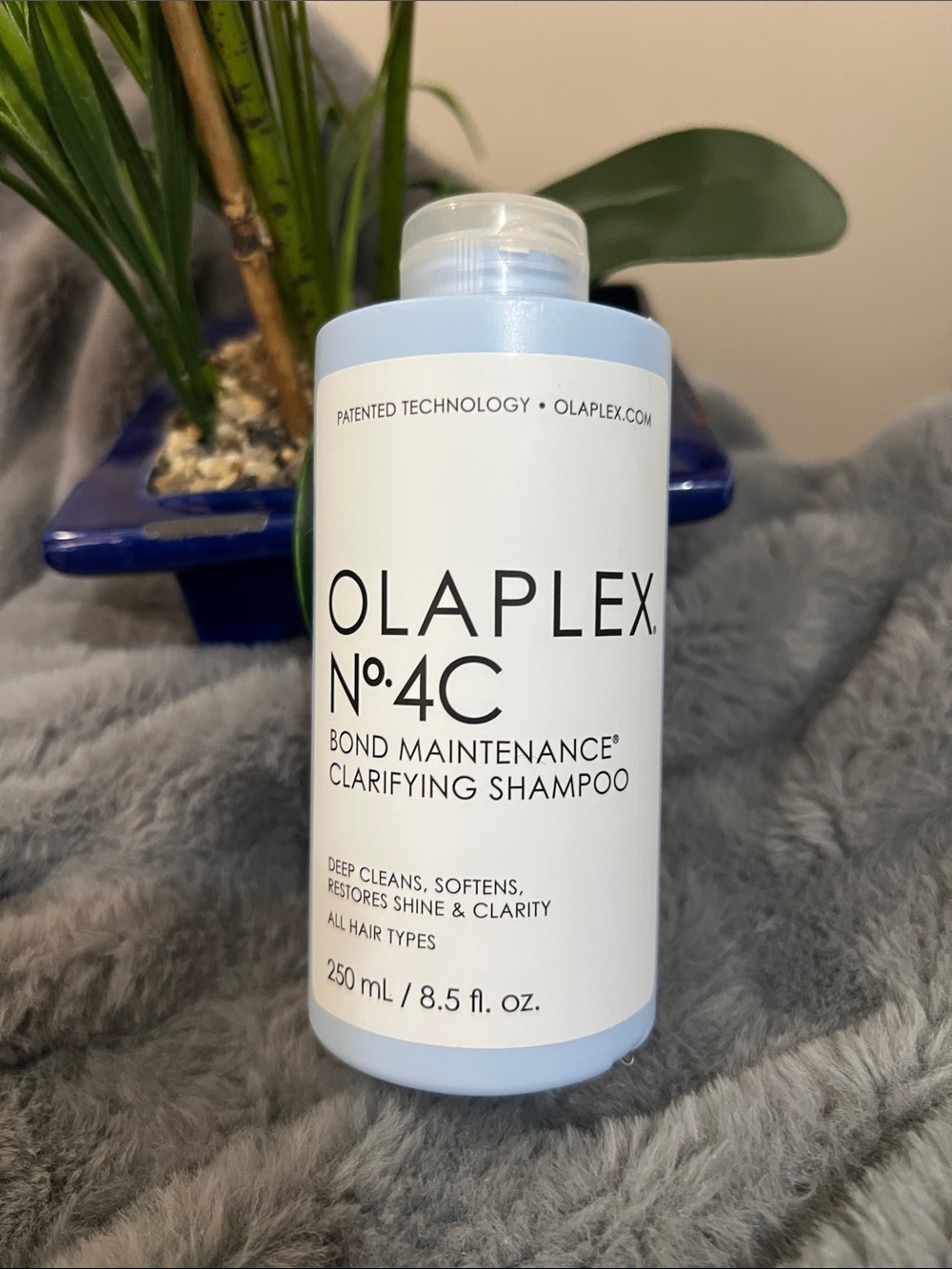 OLAPLEX No.4C Clarifying Shampoo - Light Blue & White